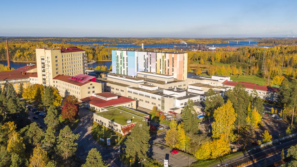 Yläviistosta otetussa kuvassa Etelä-Karjalan keskussairaala ja ympäröiviä rakennuksia.